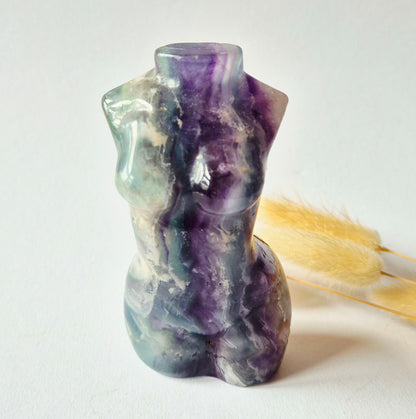 Regenboog Fluoriet Vrouwenlichaam Carving – 472 gram