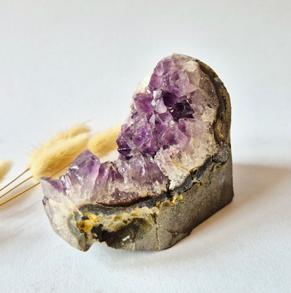 Natuurlijke Amethist Geode Vrije Vorm 629 gram | Donkerpaarse Kristallen