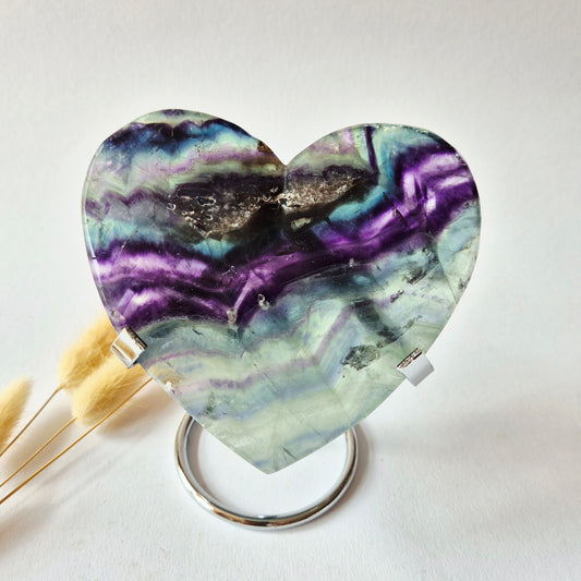 XL Regenbogen-Fluorit-Herz inklusive Metallständer - Nr. 3. 12,5 x 11,5 cm, 519 Gramm