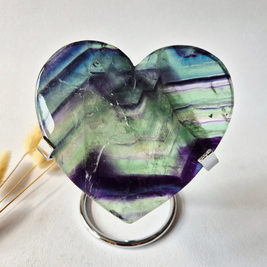 XL Regenbogen-Fluorit-Herz inklusive Metallständer - Nr. 3. 12,5 x 11,5 cm, 519 Gramm