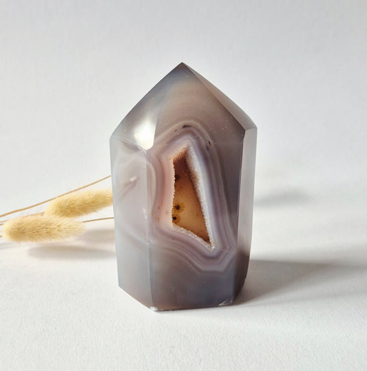 Druzy Grauer Achat - Tropfenförmiger stehender Edelsteinkristall - Nr. 12. 86 Gramm