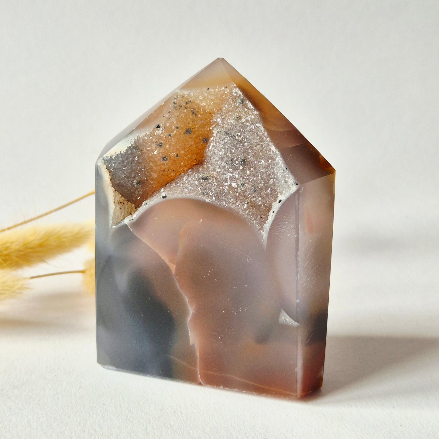 Druzy Grauer Achat - Tropfenförmiger stehender Edelsteinkristall - Nr. 12. 86 Gramm