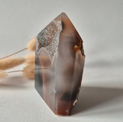 Druzy Grauer Achat - Tropfenförmiger stehender Edelsteinkristall - Nr. 12. 86 Gramm