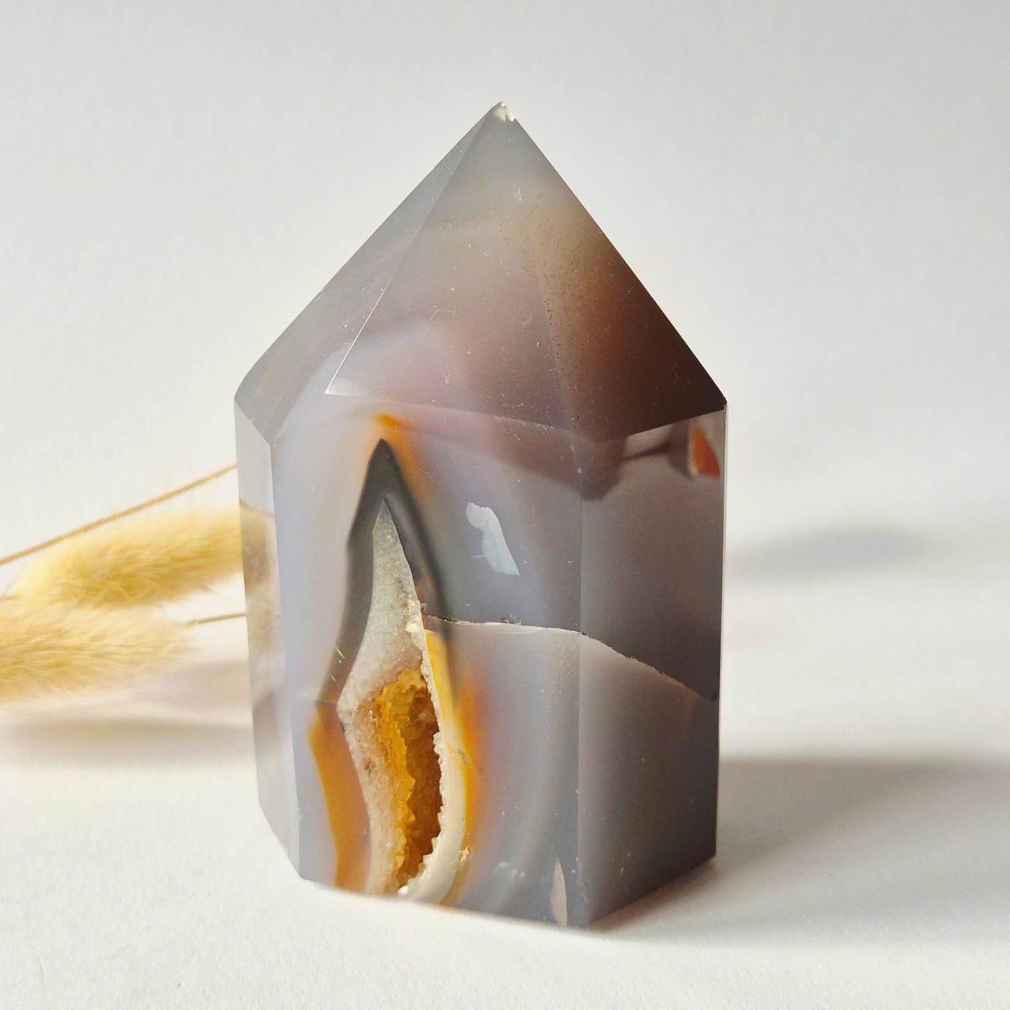 Druzy Grauer Achat - Tropfenförmiger stehender Edelsteinkristall - Nr. 12. 86 Gramm