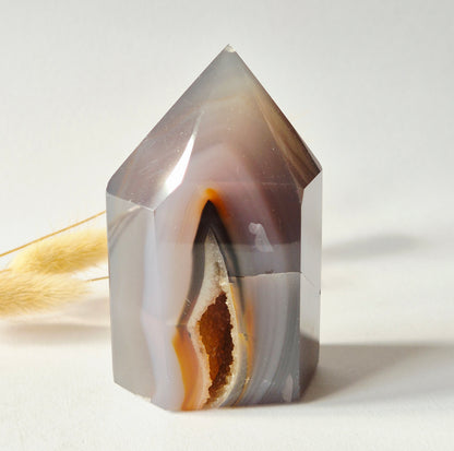 Druzy Grauer Achat - Tropfenförmiger stehender Edelsteinkristall - Nr. 12. 86 Gramm