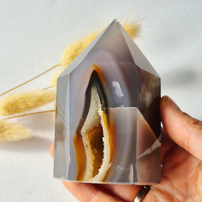 Druzy Grauer Achat - Tropfenförmiger stehender Edelsteinkristall - Nr. 12. 86 Gramm