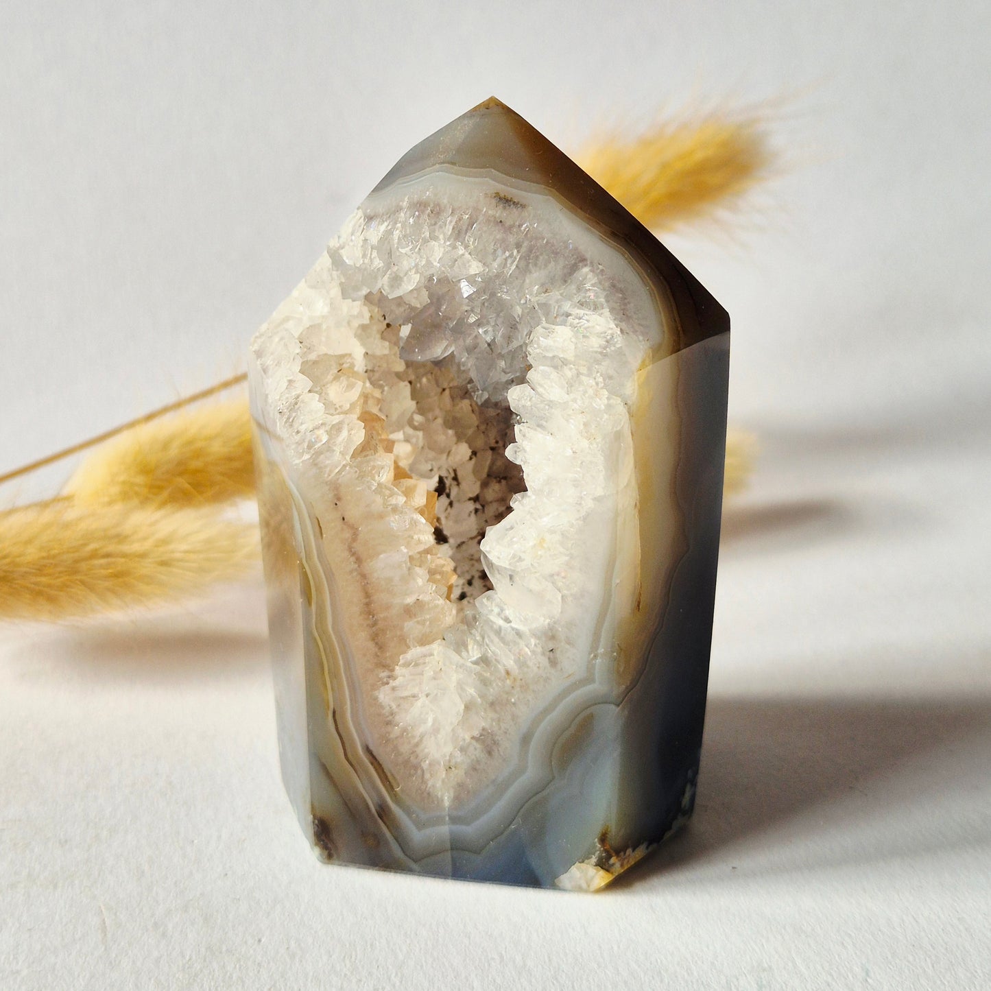 Druzy Grauer Achat - Tropfenförmiger stehender Edelsteinkristall - Nr. 12. 86 Gramm