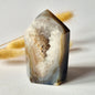 Druzy Grauer Achat - Tropfenförmiger stehender Edelsteinkristall - Nr. 12. 86 Gramm