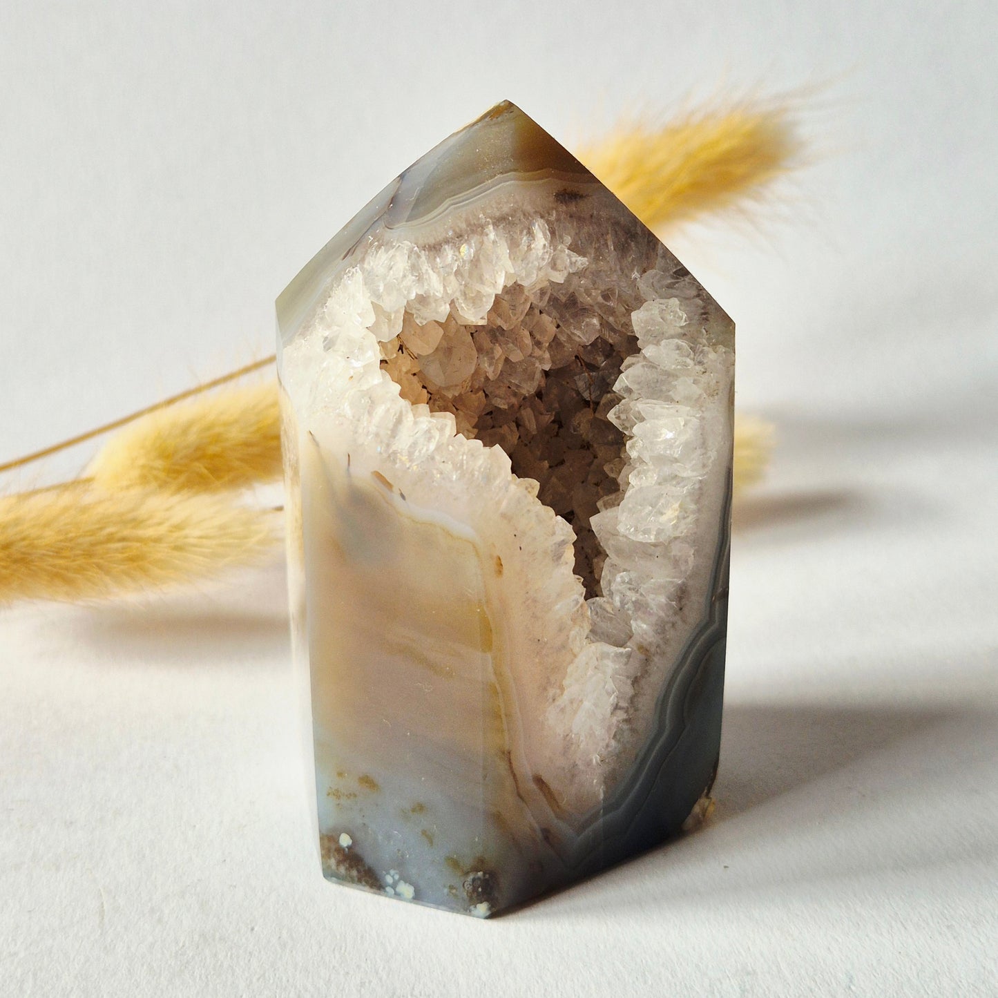 Druzy Grauer Achat - Tropfenförmiger stehender Edelsteinkristall - Nr. 12. 86 Gramm