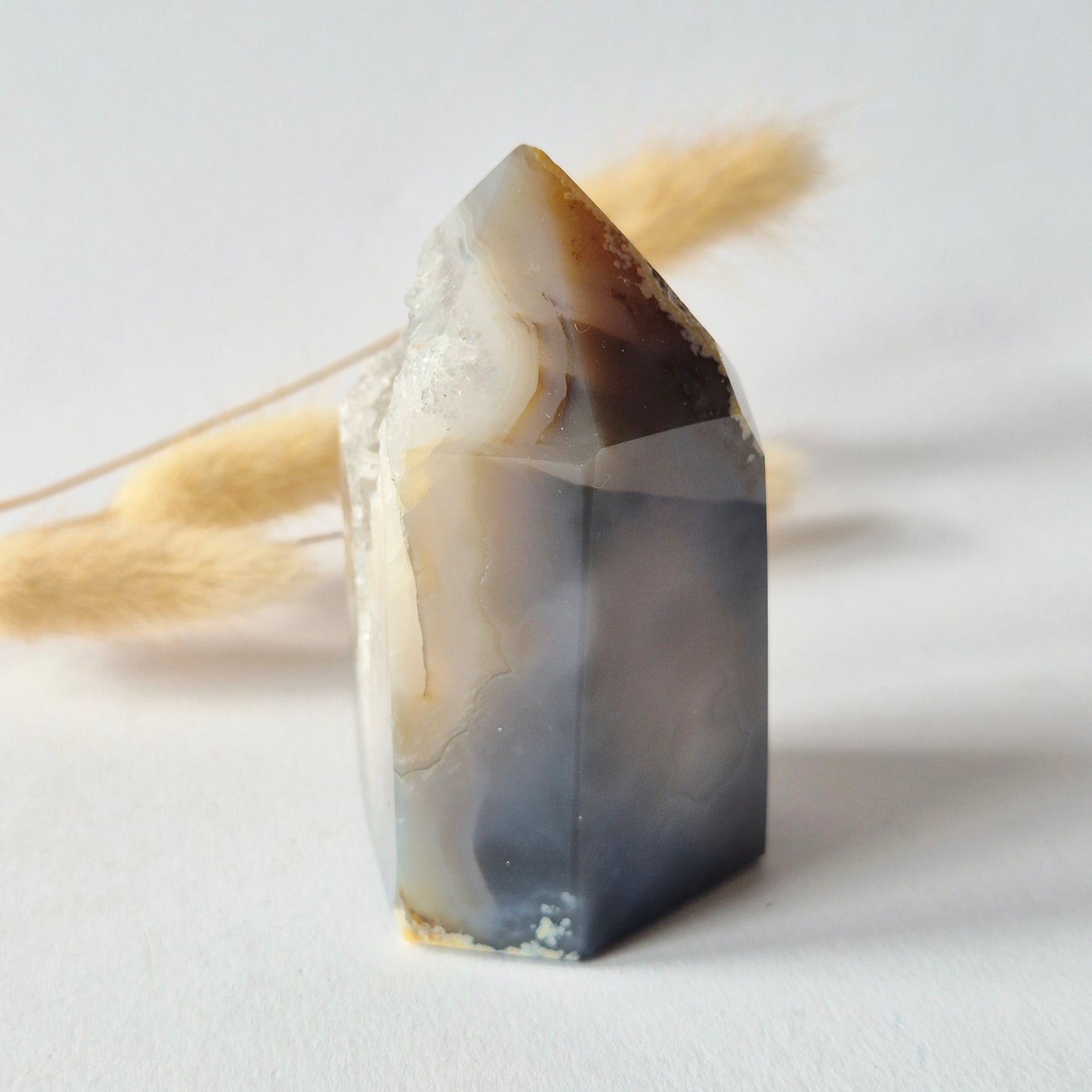 Druzy Grauer Achat - Tropfenförmiger stehender Edelsteinkristall - Nr. 12. 86 Gramm