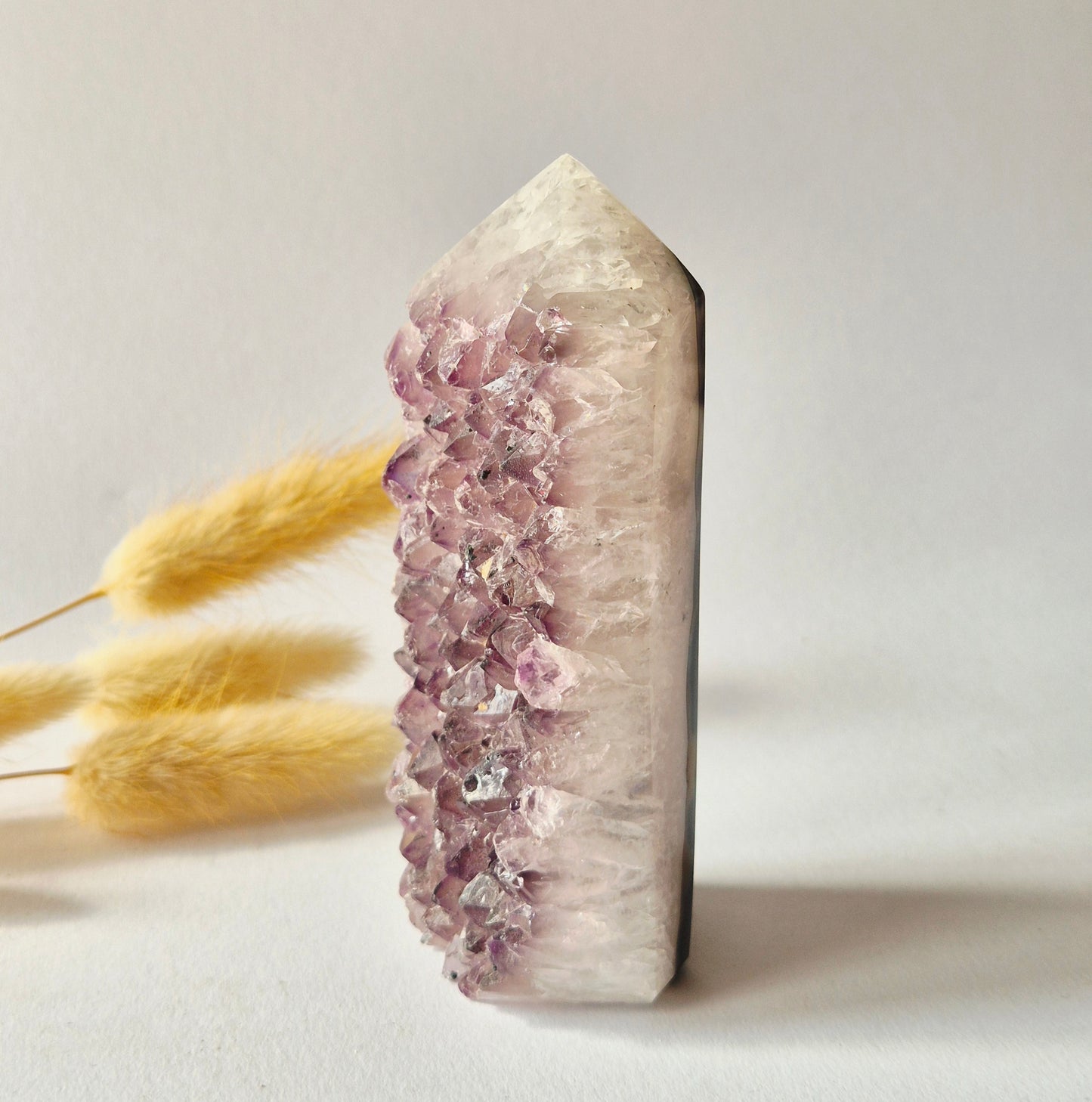 Druzy Grauer Achat - Tropfenförmiger stehender Edelsteinkristall - Nr. 12. 86 Gramm