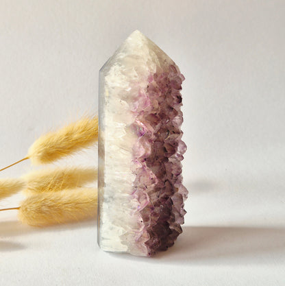 Druzy Grauer Achat - Tropfenförmiger stehender Edelsteinkristall - Nr. 12. 86 Gramm