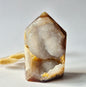 Druzy Grauer Achat - Tropfenförmiger stehender Edelsteinkristall - Nr. 12. 86 Gramm