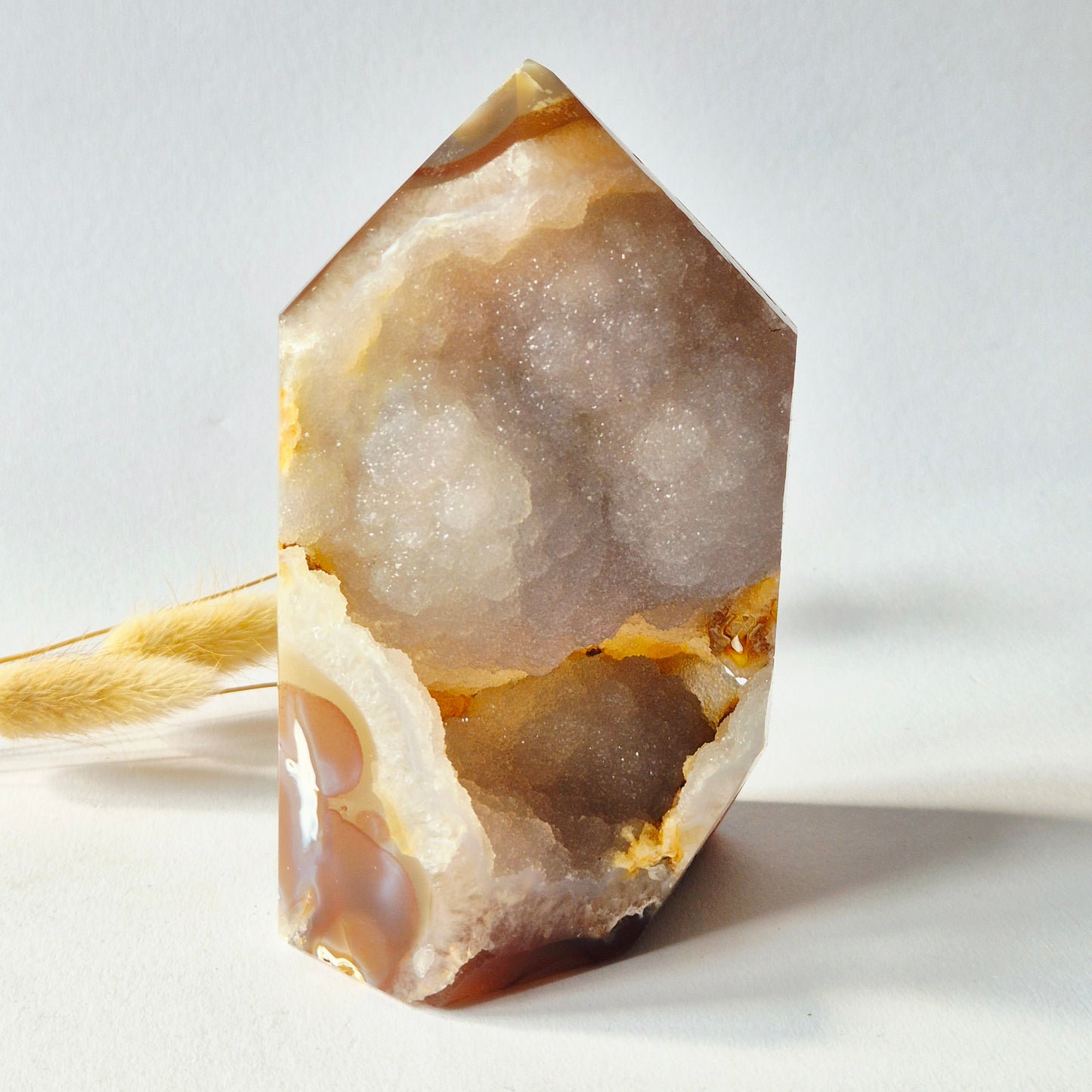 Druzy Grauer Achat - Tropfenförmiger stehender Edelsteinkristall - Nr. 12. 86 Gramm