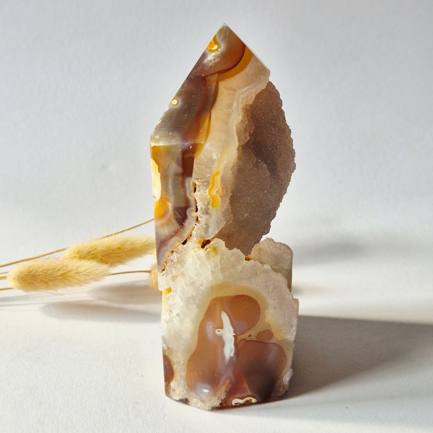 Druzy Grauer Achat - Tropfenförmiger stehender Edelsteinkristall - Nr. 12. 86 Gramm