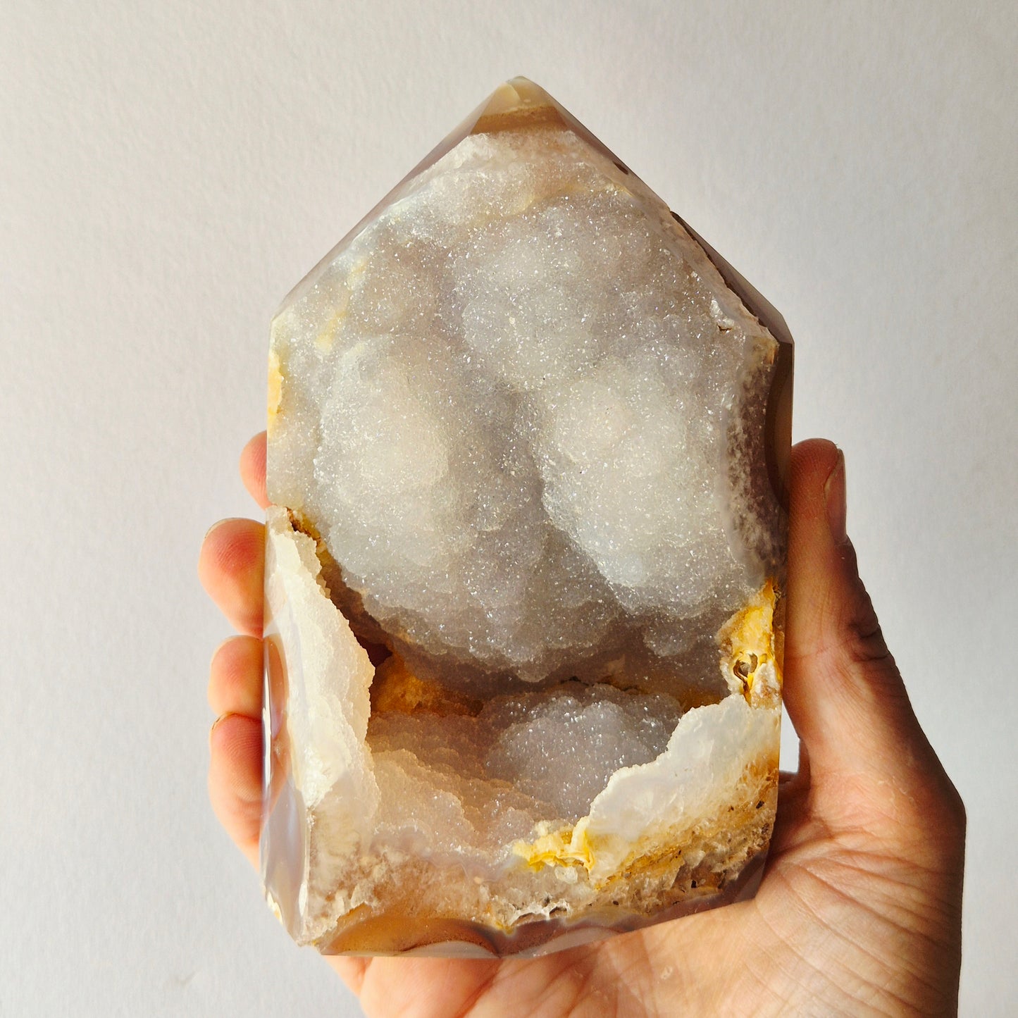 Druzy Grauer Achat - Tropfenförmiger stehender Edelsteinkristall - Nr. 12. 86 Gramm
