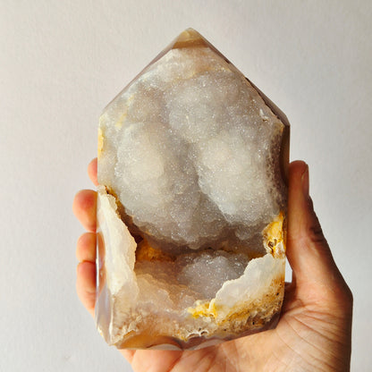 Druzy Grauer Achat - Tropfenförmiger stehender Edelsteinkristall - Nr. 12. 86 Gramm