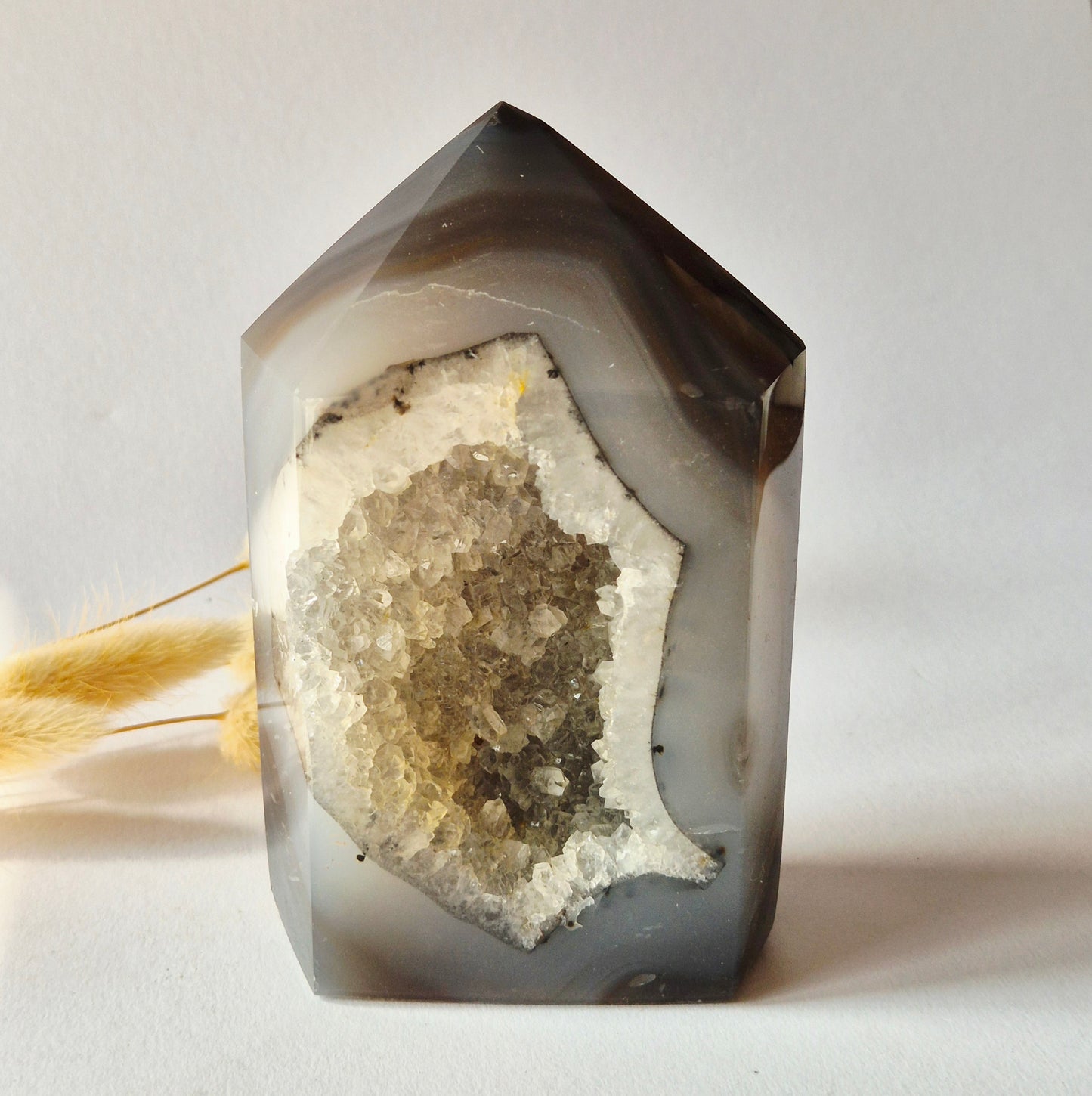 Druzy Grauer Achat - Tropfenförmiger stehender Edelsteinkristall - Nr. 12. 86 Gramm