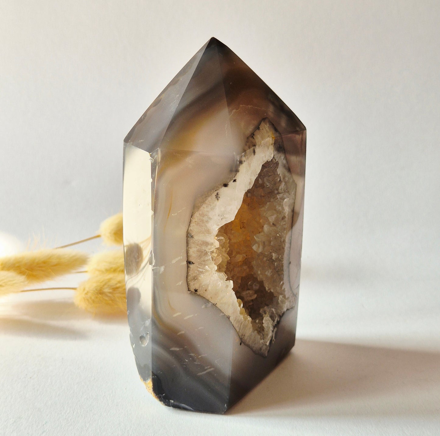 Druzy Grauer Achat - Tropfenförmiger stehender Edelsteinkristall - Nr. 12. 86 Gramm