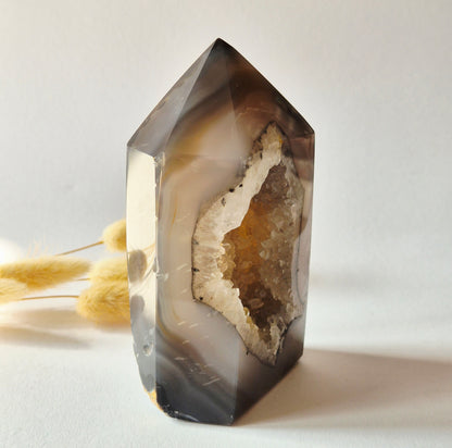Druzy Grauer Achat - Tropfenförmiger stehender Edelsteinkristall - Nr. 12. 86 Gramm