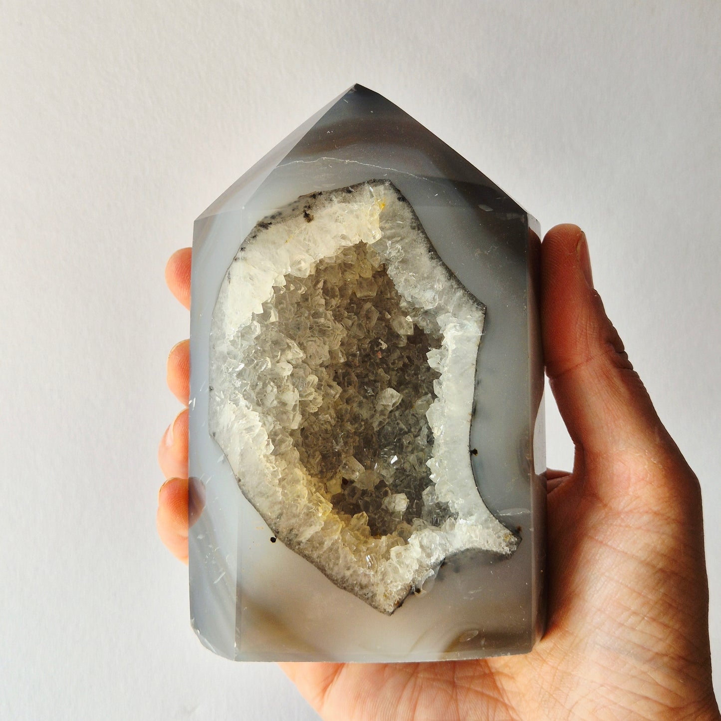 Druzy Grauer Achat - Tropfenförmiger stehender Edelsteinkristall - Nr. 12. 86 Gramm