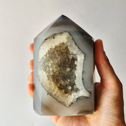 Druzy Grauer Achat - Tropfenförmiger stehender Edelsteinkristall - Nr. 12. 86 Gramm