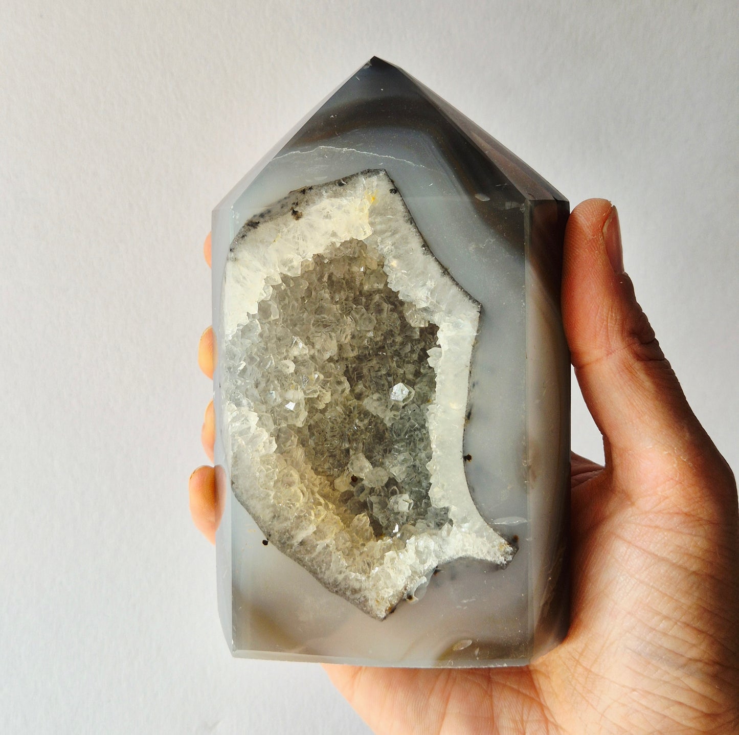 Druzy Grauer Achat - Tropfenförmiger stehender Edelsteinkristall - Nr. 12. 86 Gramm