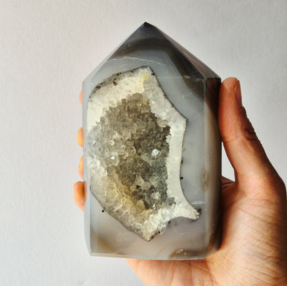 Druzy Grauer Achat - Tropfenförmiger stehender Edelsteinkristall - Nr. 12. 86 Gramm