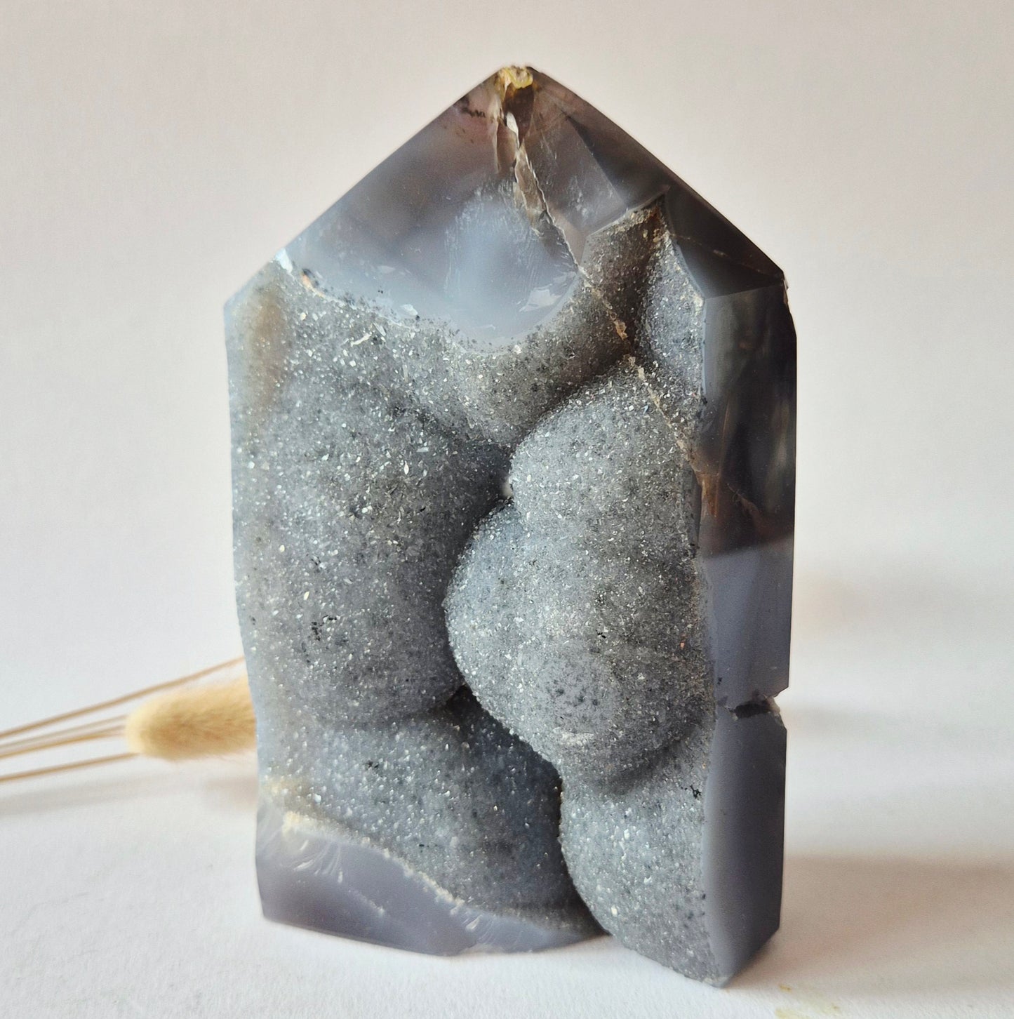 Druzy Grauer Achat - Tropfenförmiger stehender Edelsteinkristall - Nr. 12. 86 Gramm