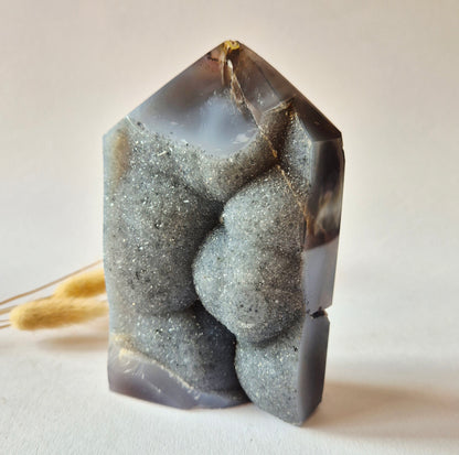 Druzy Grauer Achat - Tropfenförmiger stehender Edelsteinkristall - Nr. 12. 86 Gramm