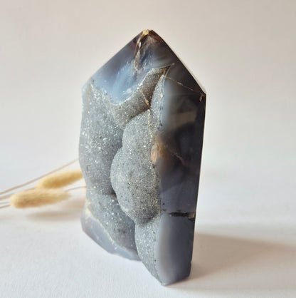 Druzy Grauer Achat - Tropfenförmiger stehender Edelsteinkristall - Nr. 12. 86 Gramm