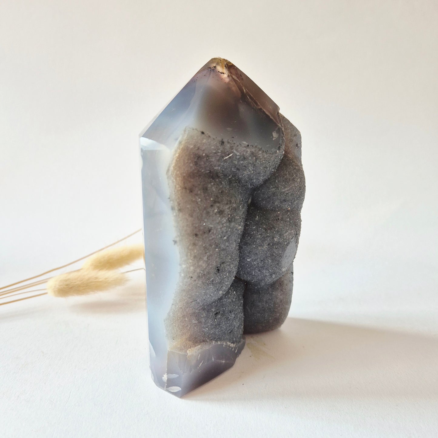 Druzy Grauer Achat - Tropfenförmiger stehender Edelsteinkristall - Nr. 12. 86 Gramm