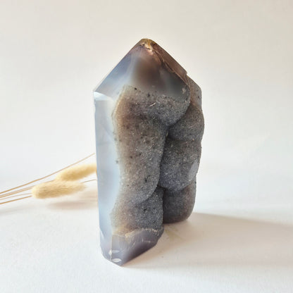 Druzy Grauer Achat - Tropfenförmiger stehender Edelsteinkristall - Nr. 12. 86 Gramm