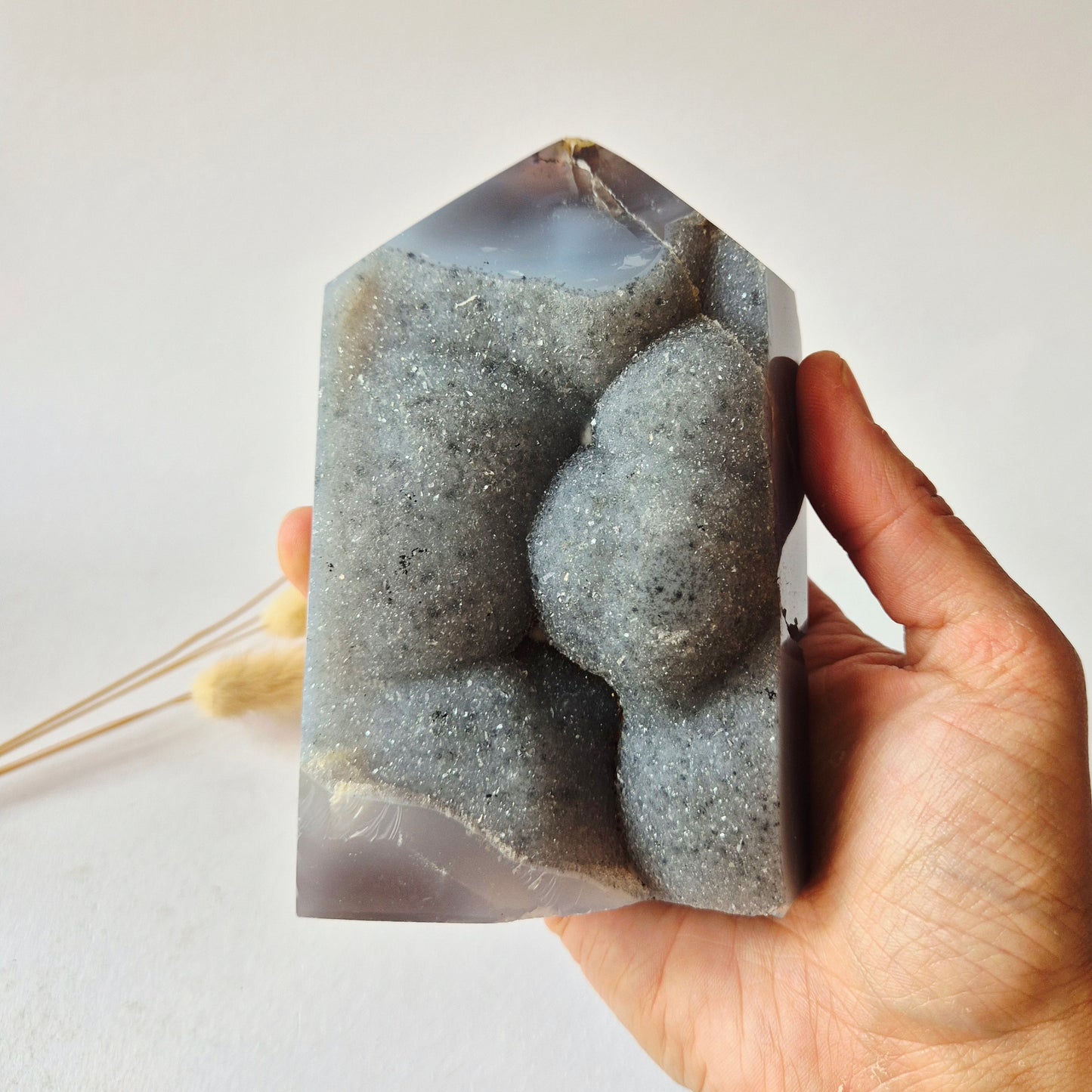 Druzy Grauer Achat - Tropfenförmiger stehender Edelsteinkristall - Nr. 12. 86 Gramm