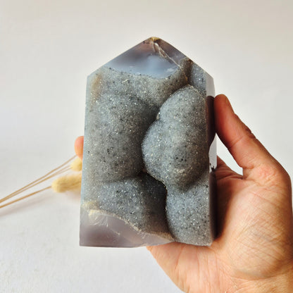 Druzy Grauer Achat - Tropfenförmiger stehender Edelsteinkristall - Nr. 12. 86 Gramm