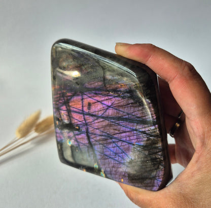 Premium Rainbow Labradorite Freeform 567g – High Flash Madagascar Labradoriet – One of a Kind Crystal
