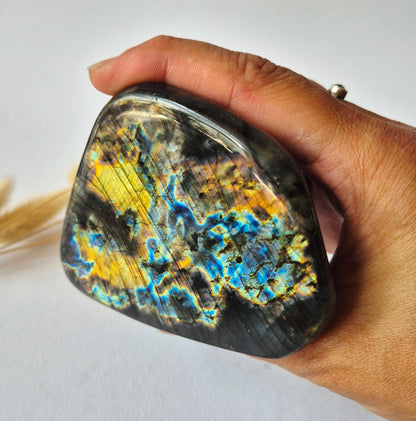 Premium Rainbow Labradorite Freeform 330g – High Flash Madagascar Labradoriet – One of a Kind Crystal