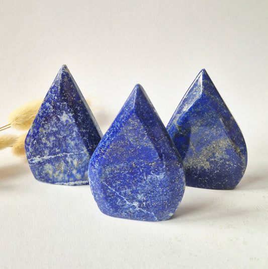 Wunderschöner Lapislazuli – tropfenförmiger stehender Edelsteinkristall – Gewicht: 143 Gramm