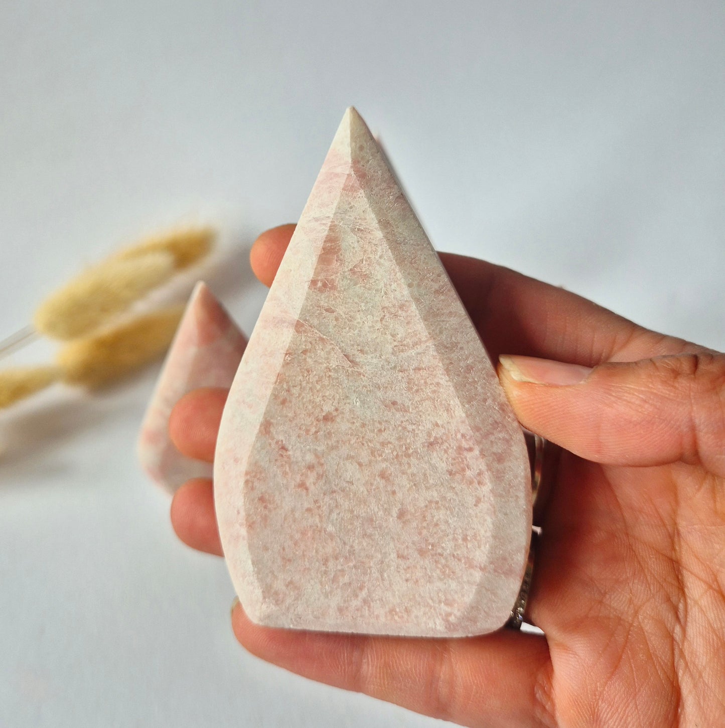 Premium Roze Jade Flame | Natuurlijke Edelsteen Sculptuur