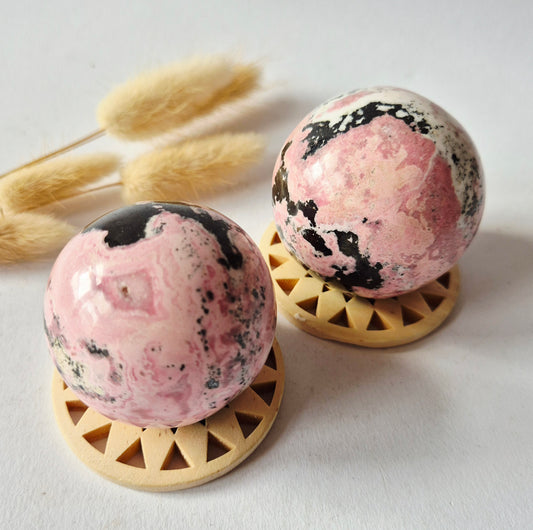 AAA Rhodoniet bol uit Peru van 5-6 cm met roze kleur en zwarte mangaanaders.