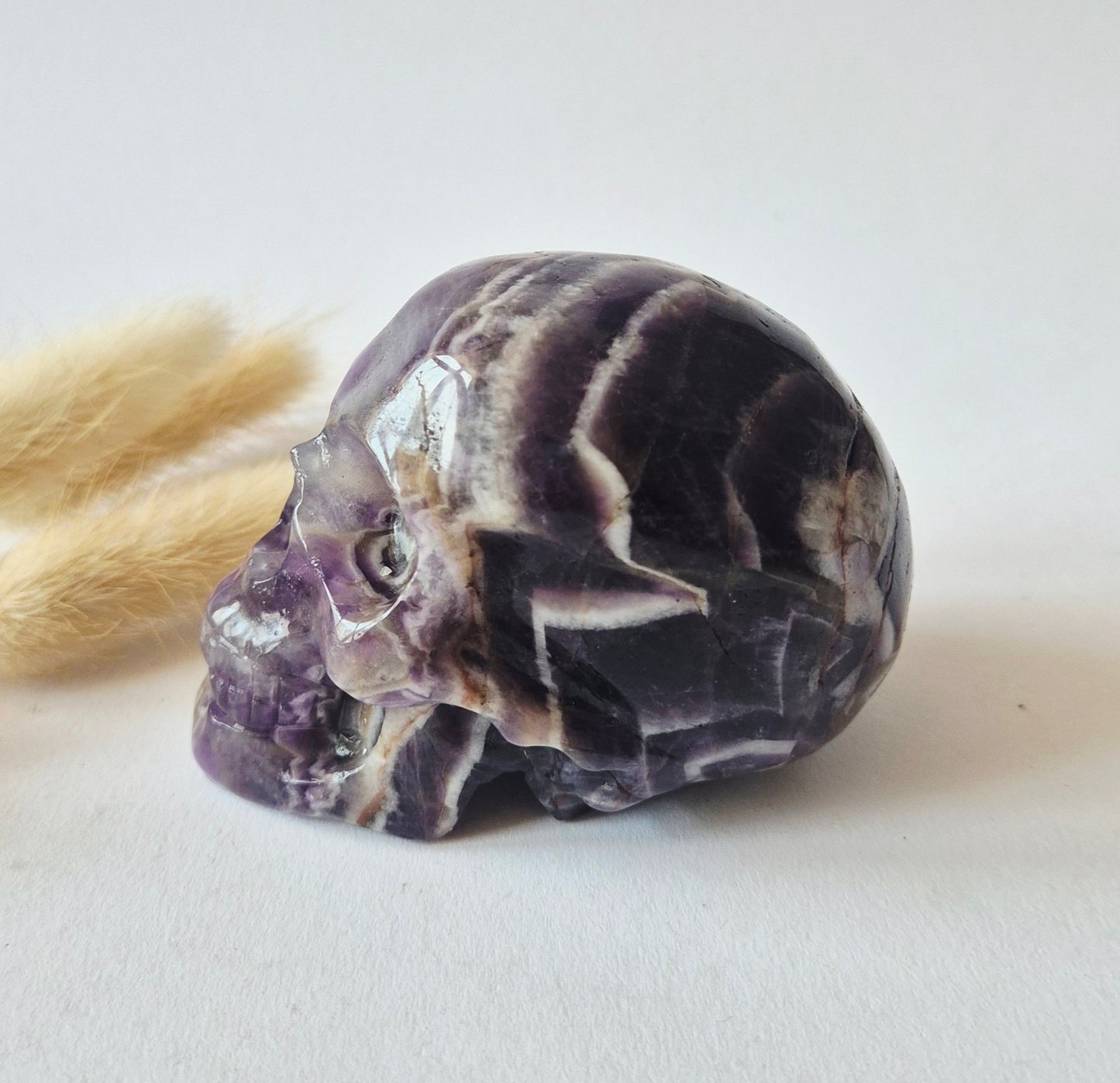 XXL Chevron Amethist Schedel 9cm – Handgesneden Dream Amethyst Skull