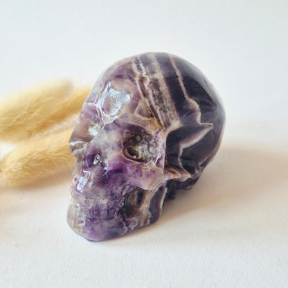 XXL Chevron Amethist Schedel 9cm – Handgesneden Dream Amethyst Skull