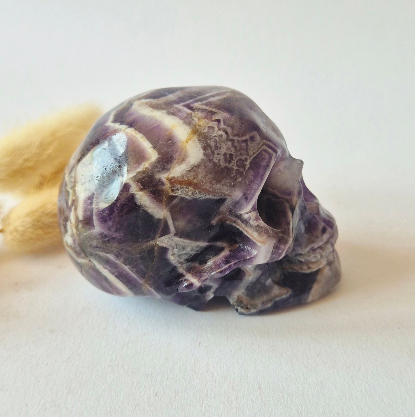 XXL Chevron Amethist Schedel 9cm – Handgesneden Dream Amethyst Skull