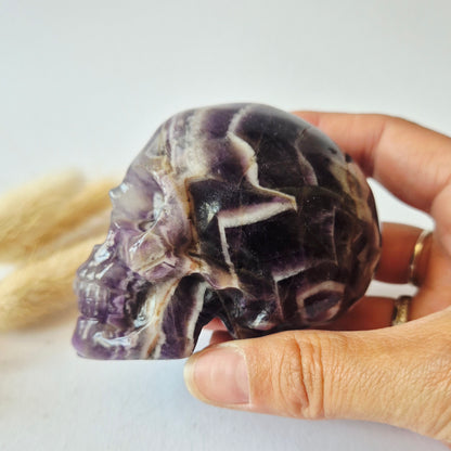 XXL Chevron Amethist Schedel 9cm – Handgesneden Dream Amethyst Skull
