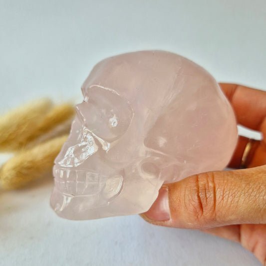 Handgesneden Rozenkwarts schedel van natuurlijke roze kwarts met hoogglans afwerking.