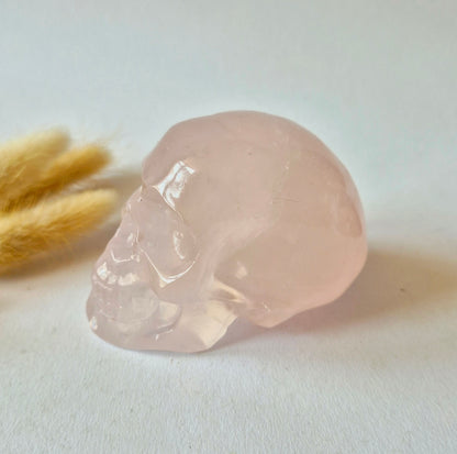 XXL Rozenkwarts Schedel 9cm – Handgesneden Rose Quartz Skull