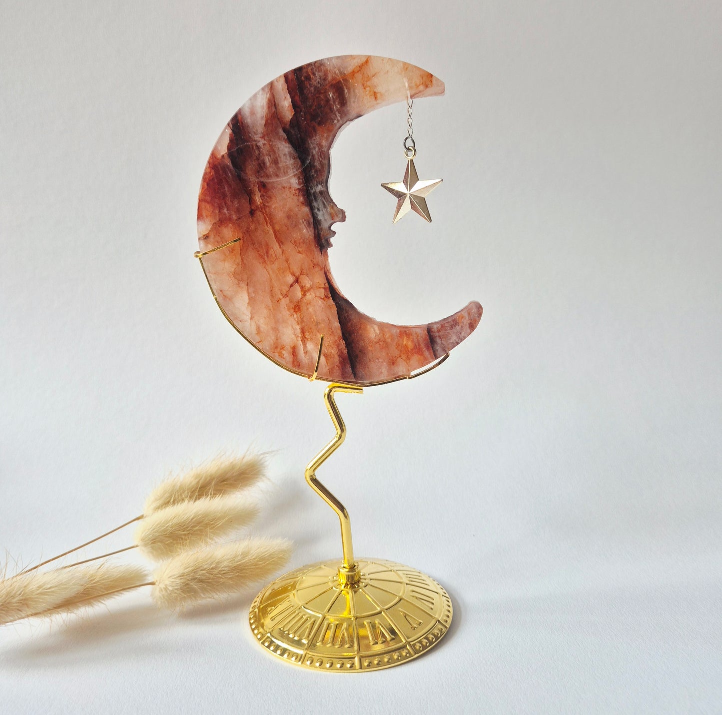Fire Quartz Maan op Goudkleurige Standaard – 10cm - Edelsteen Gezicht Gravure Spiritueel Interieur (Hematoïde Kwarts)