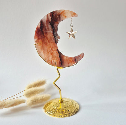 Fire Quartz Maan op Goudkleurige Standaard – 10cm - Edelsteen Gezicht Gravure Spiritueel Interieur (Hematoïde Kwarts)
