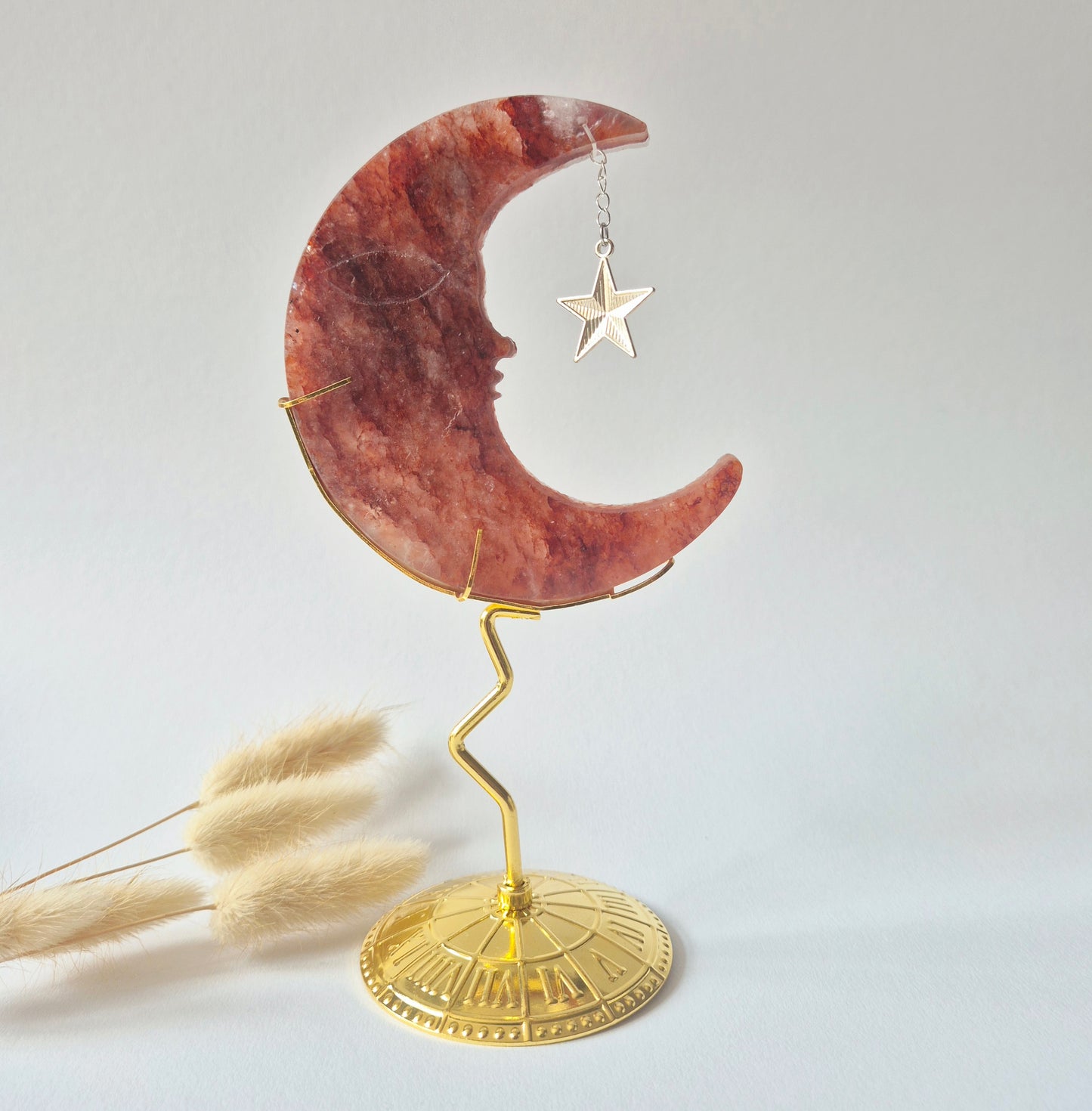 Fire Quartz Maan op Goudkleurige Standaard – 10cm - Edelsteen Gezicht Gravure Spiritueel Interieur (Hematoïde Kwarts)
