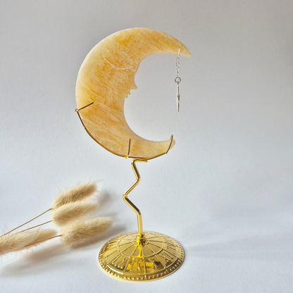 Gele Calciet Maan op Goudkleurige Standaard – 10cm - Edelsteen Gezicht Gravure Spiritueel Interieur